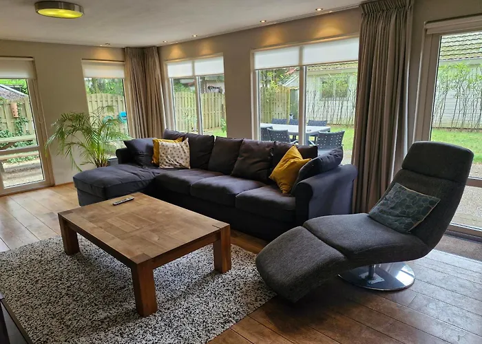 8 Pers Vakantiehuis Met Natuur- Sauna En Bubbelbad