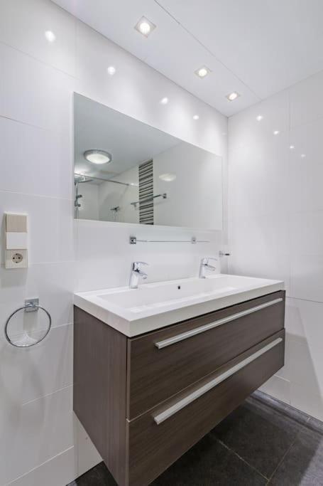 8 Pers Met Natuur- Sauna En Bubbelbad Holiday home *