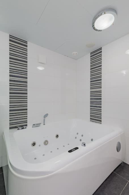 8 Pers Met Natuur- Sauna En Bubbelbad